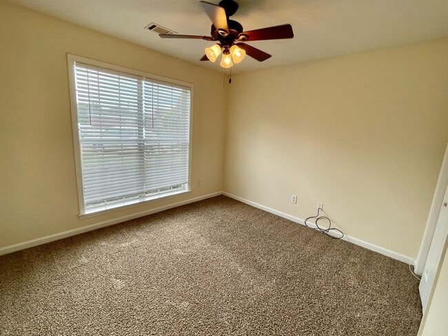 Building Photo - 4 Bedrooms in Eastern Oaks