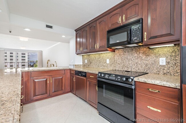 Building Photo - 3901 S Flagler Dr