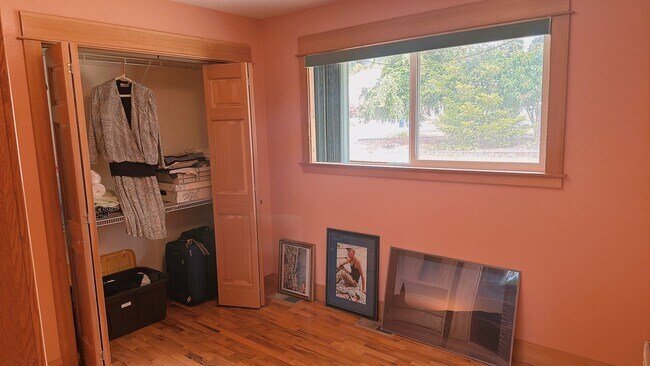 Building Photo - Available late August: this spacious 3brm/2 bath rambler near Whatcom Falls Park