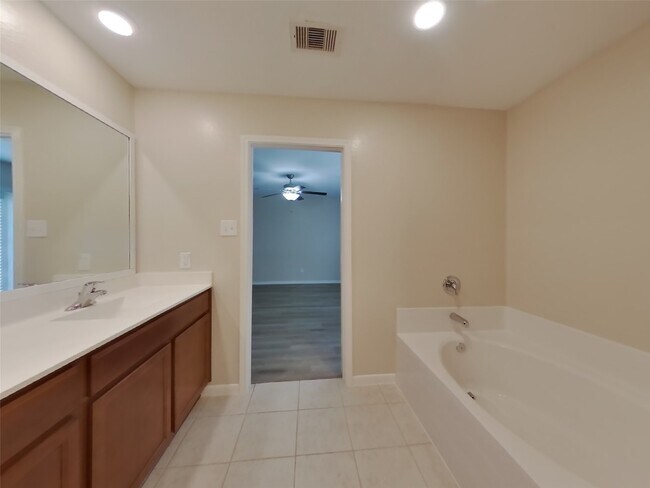 Building Photo - 805 Painted Bison Dr