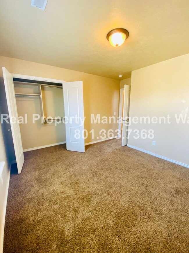 Building Photo - 5 Bedroom 3 Bathroom Riverton Home!