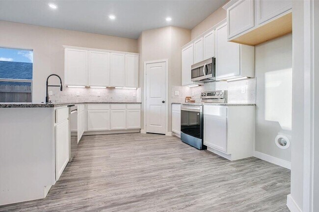 Building Photo - Pre-leasing for July