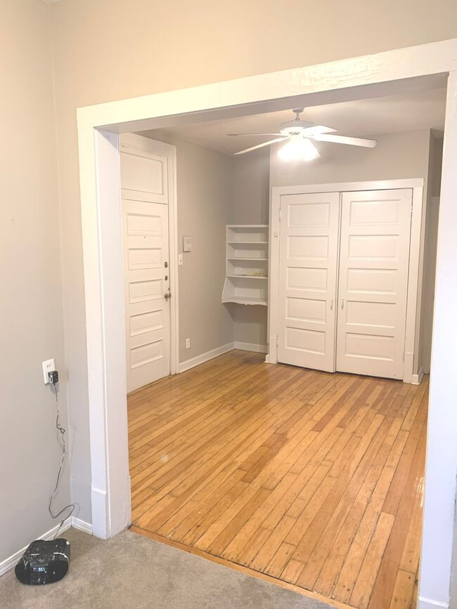 Interior Photo - 918-24 Knapp