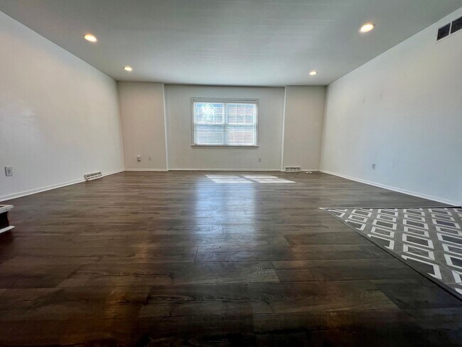 Building Photo - Gorgeous 3-Bedroom Home with Finished Basement in Havertown! Available NOW!