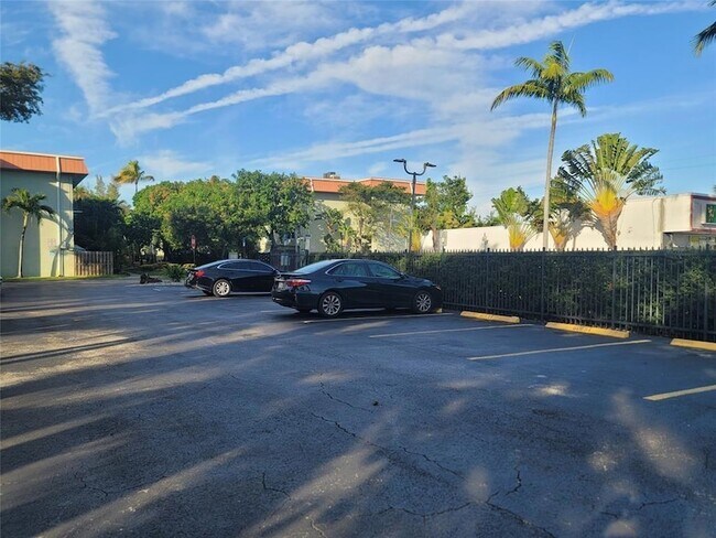 Building Photo - 805 W Oakland Park Blvd