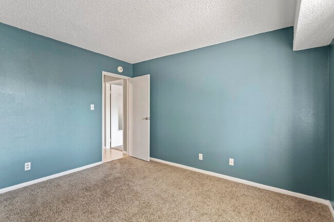 Building Photo - 2 bed / 1 bath - Whispering Pines Condo