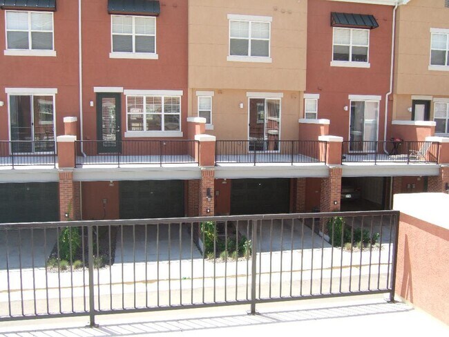 Building Photo - Rare Townhome in Park Hill with 2BR/2.5