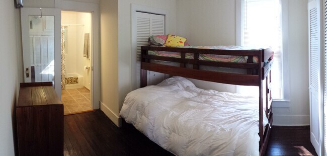 Building Photo - 4 Bedroom House, close to downtown and 3 3 campus's