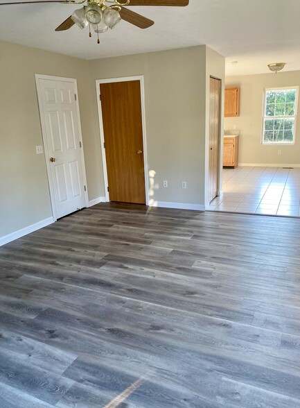 Living room - 3 Frankie Ln