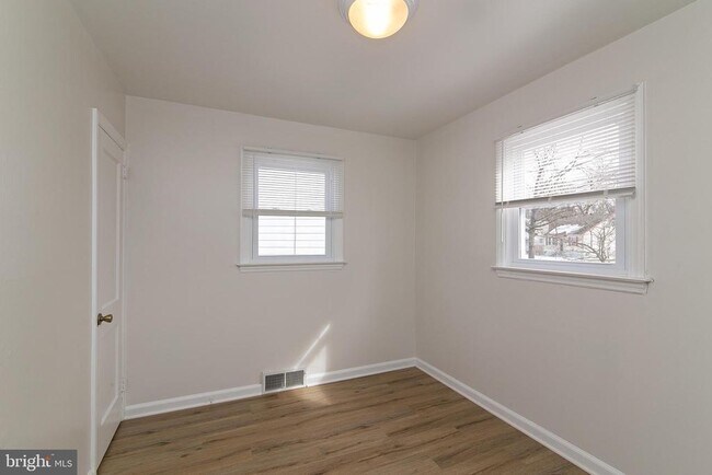 Building Photo - 1001 Armistice Dr