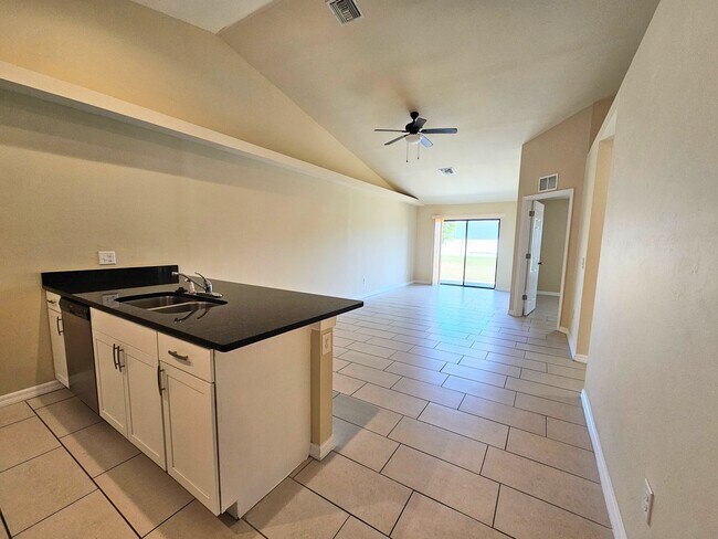 Building Photo - Charming 3BR/2BA