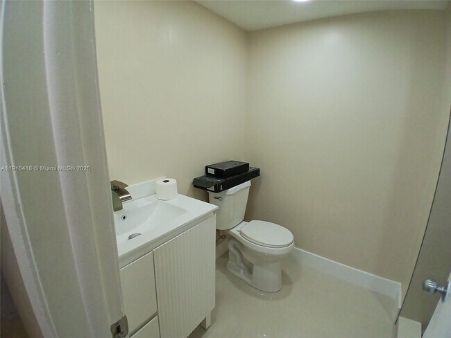 Building Photo - 9731 Fontainebleau Blvd