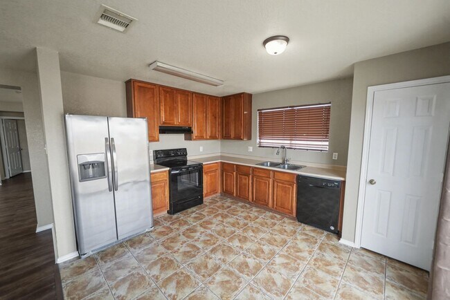 Building Photo - Spacious Cul-de-Sac Home with Greenbelt Privacy - Realtor Commission: $500
