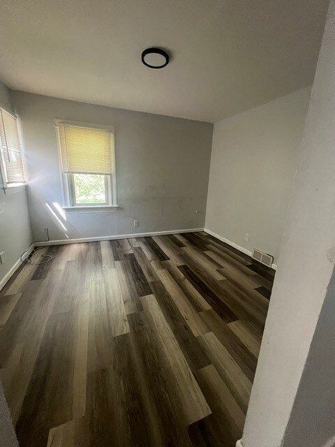 Building Photo - 2107 Lake Ave