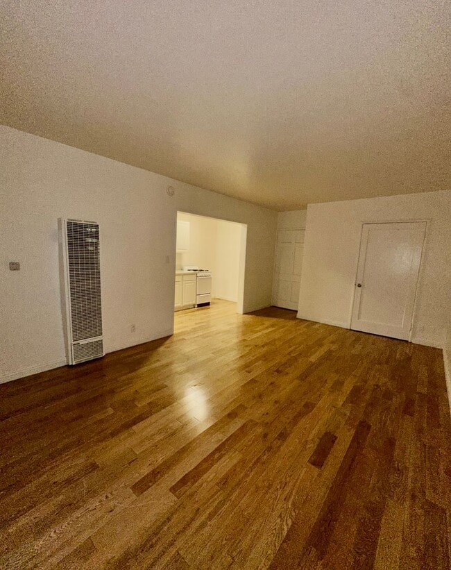 Building Photo - Charming Studio Near LACMA, The Grove & Melrose-Fairfax! MOVE IN READY!
