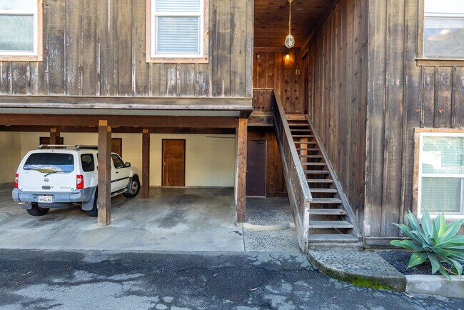 Building Photo - 2048 Swazey St