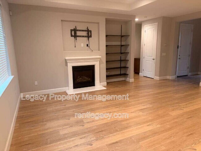 Building Photo - 452 Aster St