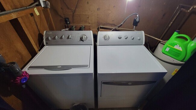 Building Photo - Clean 4 Bedroom Ready For Rent