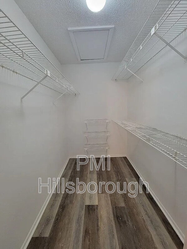 Building Photo - 914 Burlwood St