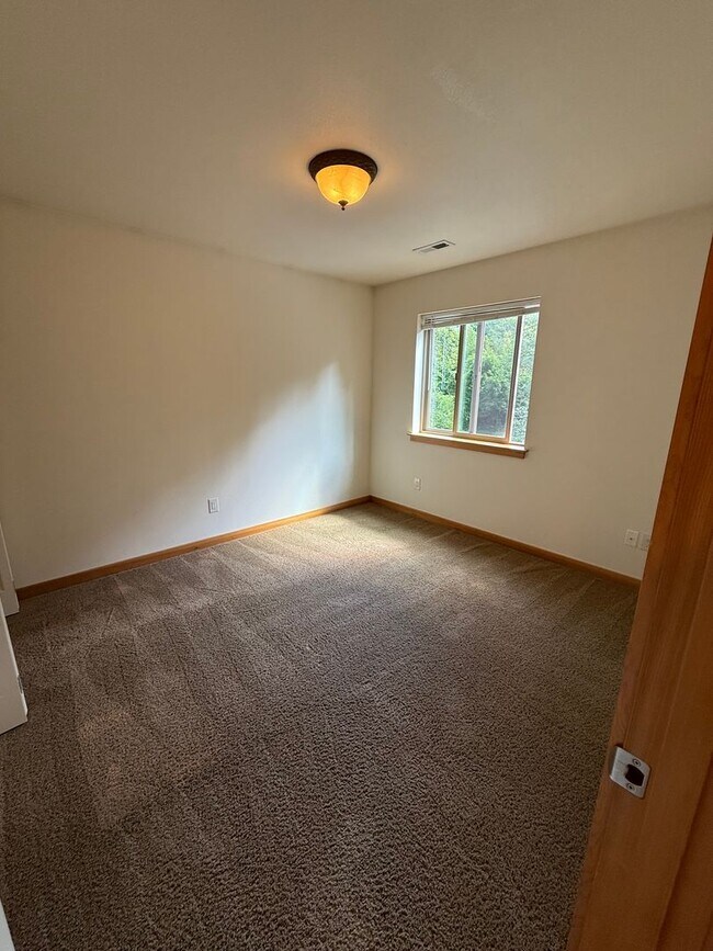 Building Photo - 4 bdrm/2.5 bath Custom Home on the Southside