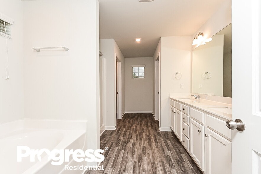 Building Photo - 445 Culloden Moor Dr