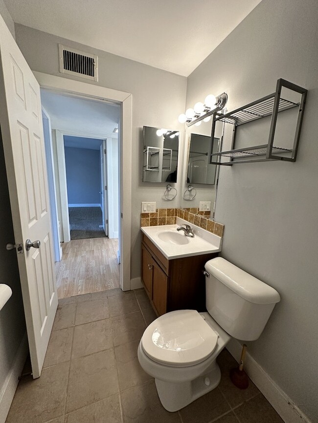 Building Photo - Villas of Cascade 2 Bedroom Condo Upper Unit