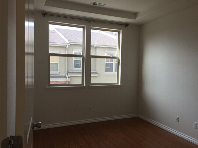 Building Photo - "Spacious 3-Bed, 3-Bath Townhouse with Gra...
