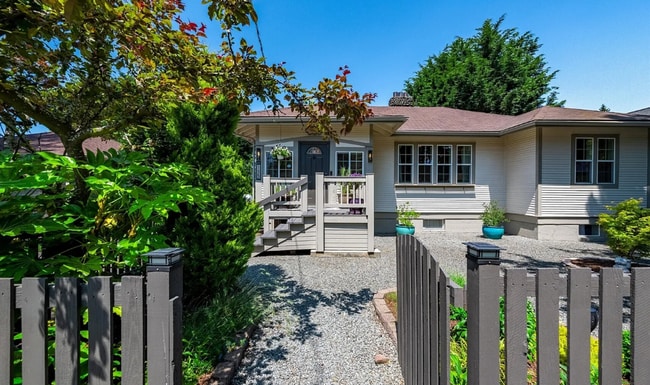 Building Photo - Charming updated 1920s 3BD 3BA