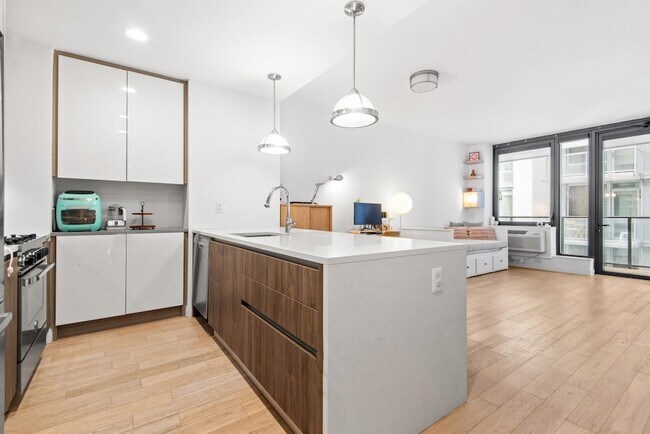 Building Photo - 160 1st St