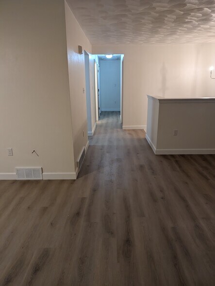 Building Photo - 1091 Elicker Rd