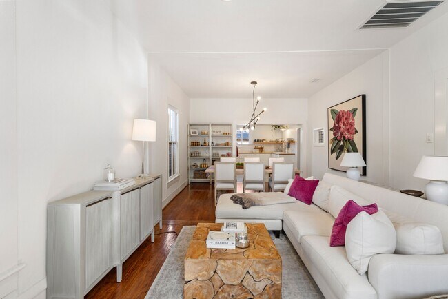 Building Photo - 721 W 12th St