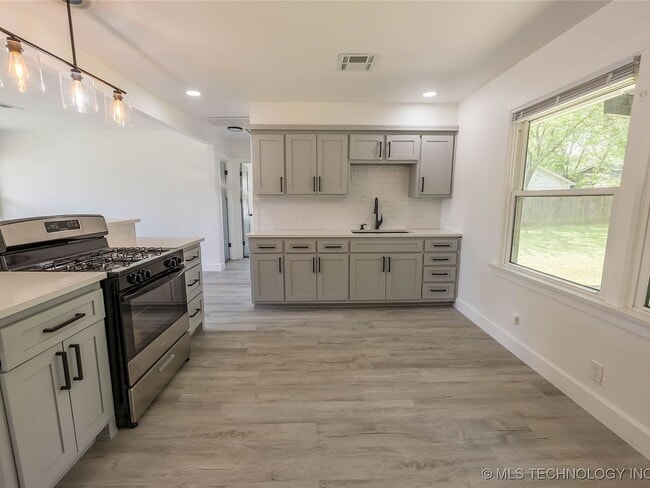 Building Photo - 2 Bed | 1 Bath in North Tulsa!