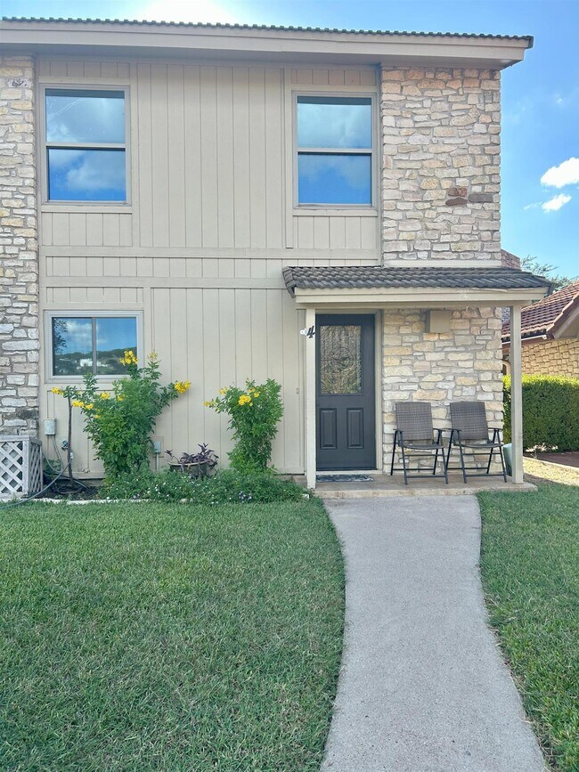 Primary Photo - 300 Lucy Ln