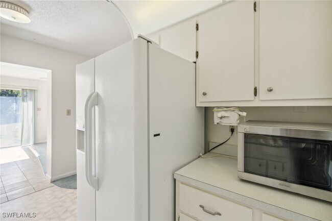 Building Photo - 235 Thistle Ct