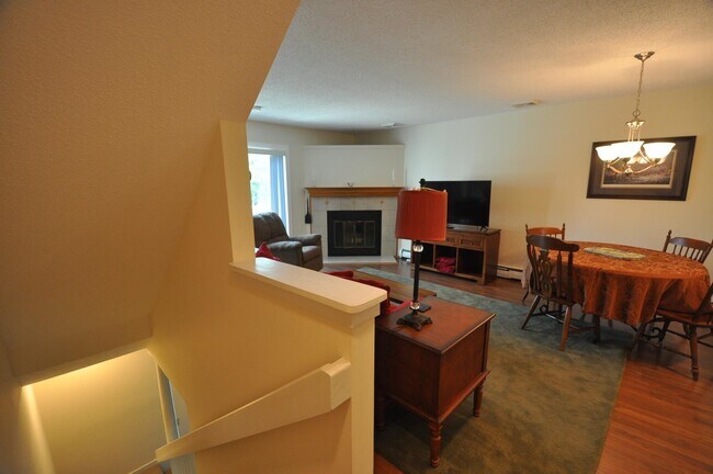 Building Photo - 181 Riverside Townhouses Rd