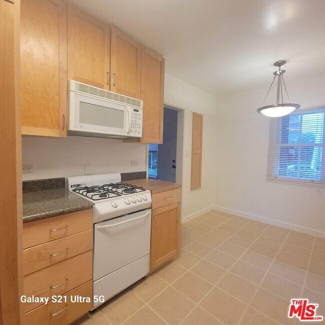 Building Photo - 304 S Reeves Dr