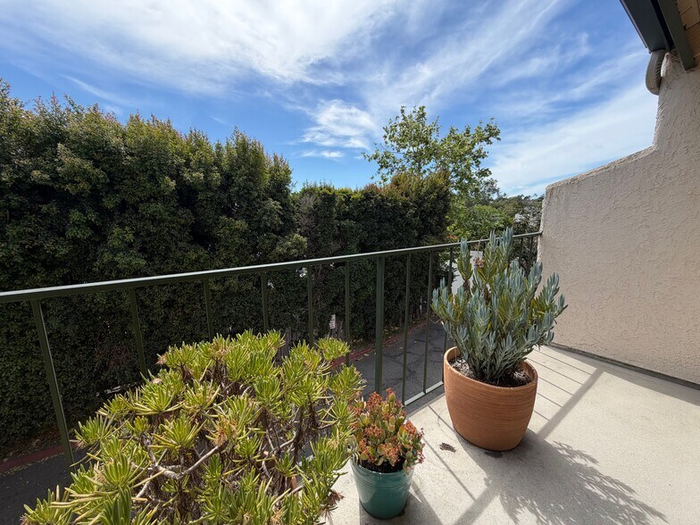 Building Photo - 132 W Alamar Ave