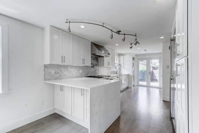 Building Photo - 833 Ardmore Rd