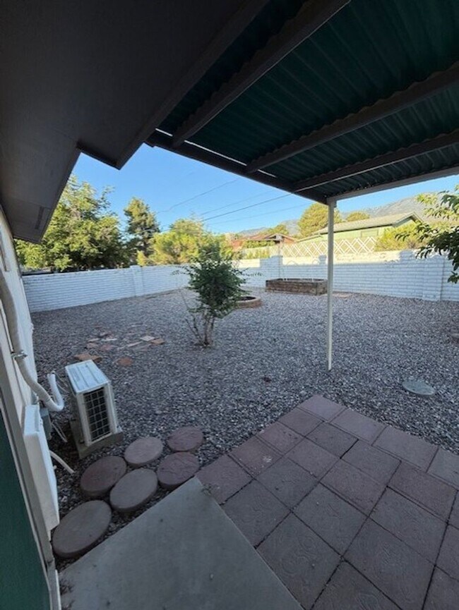 Building Photo - Wonderful Home 3 bed 1 bath with a Great Yard