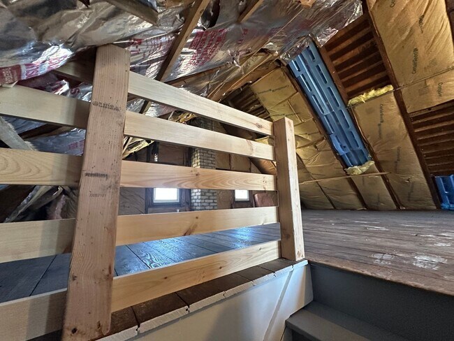 Building Photo - SINGLE FAMIKY FOR RENT IN MAPLEWOOD LOCATION !