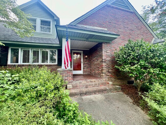 Building Photo - Charming 5 Bedroom Home Close to Everything!