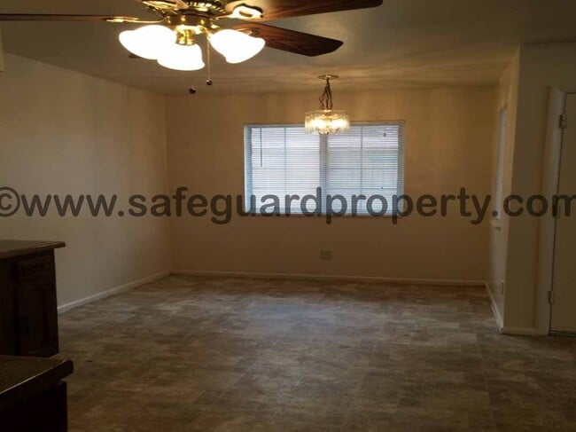 Building Photo - Spacious 3 Bedroom Townhome