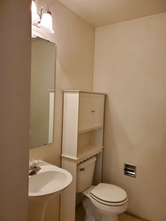 Building Photo - Great 3 bedroom home available now!