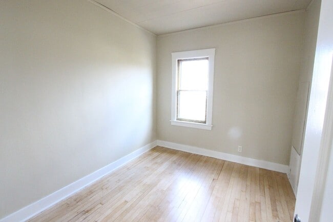 Building Photo - 3 Bedroom 1.5 Bath West Allis House for Rent