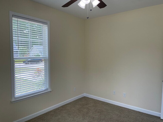 Building Photo - 3 Bedroom 2 Bathroom House with Large Fenc...