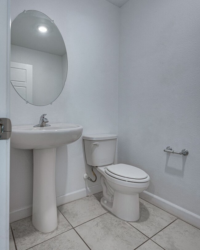 Building Photo - Modern 3-Bedroom Townhome in Gated Community