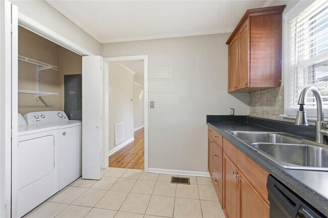 Building Photo - 1003 Valley Dr