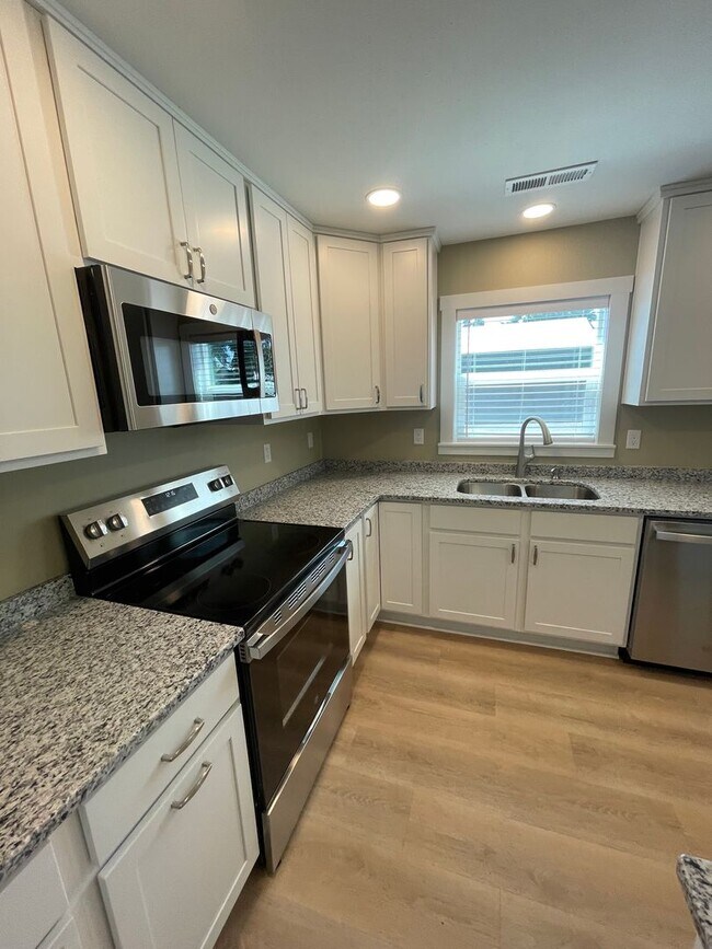 Building Photo - Fully Remodeled Home on Large Lot!