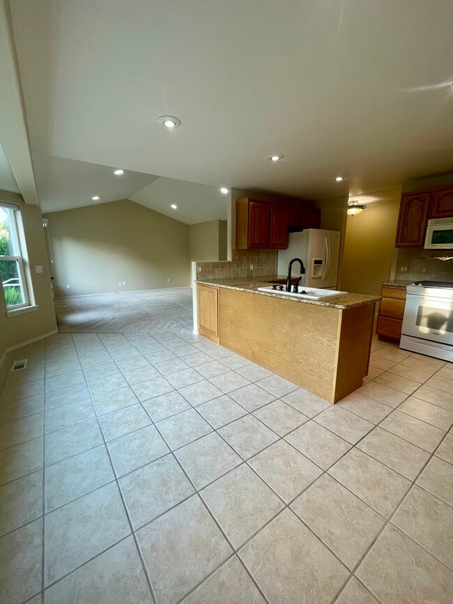 Building Photo - 9094 N Finucane Dr