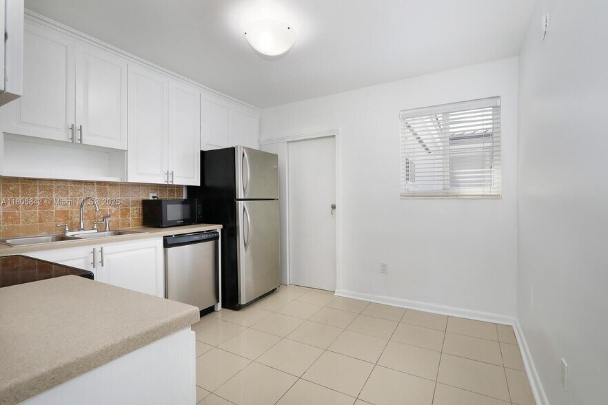 Building Photo - 900 Benevento Ave